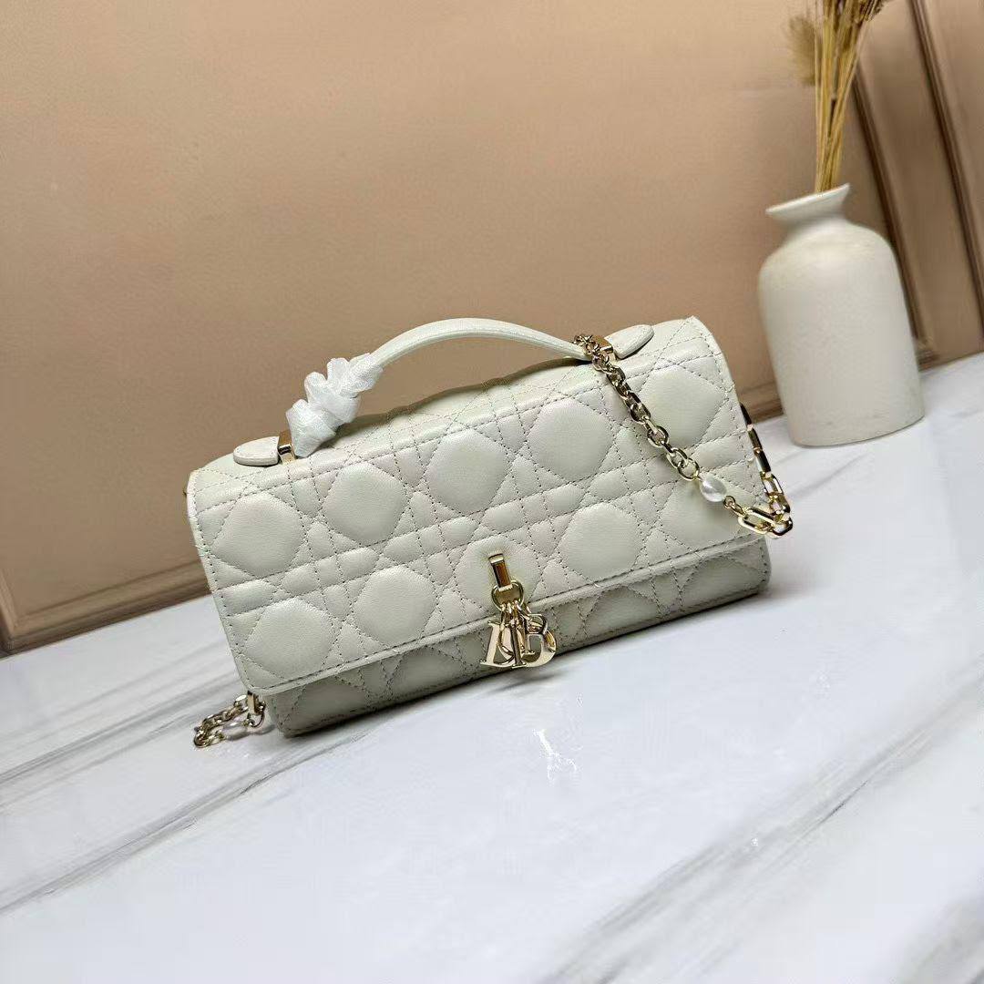 Dior
Master❣️❣️
280 dhs✅

Zain153
♥️♥️♥️
