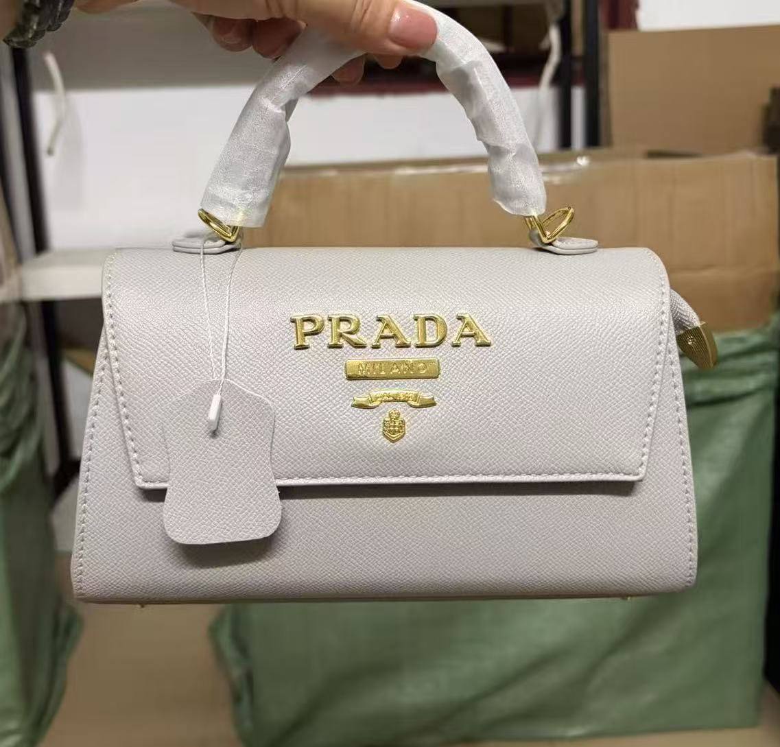Prada
High quality
With box 
110 dhs🇦🇪🇦🇪

Zain136
♥️♥️♥️