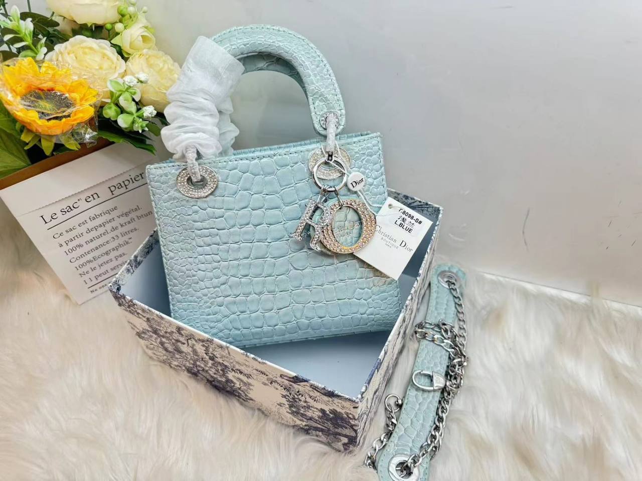 Dior
110 dhs✅
with box
size 17cm

Zain26
♥️♥️♥️