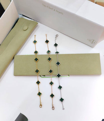 VCA ❤️‍🔥*
Mini bracelet 🦋
6 flower 🌹 
Master quality 💯
With normal boxes 📦 
50 dhs❣️
With master box 🗃️ 
90 dhs❣️

Zain216
♥️♥️♥️