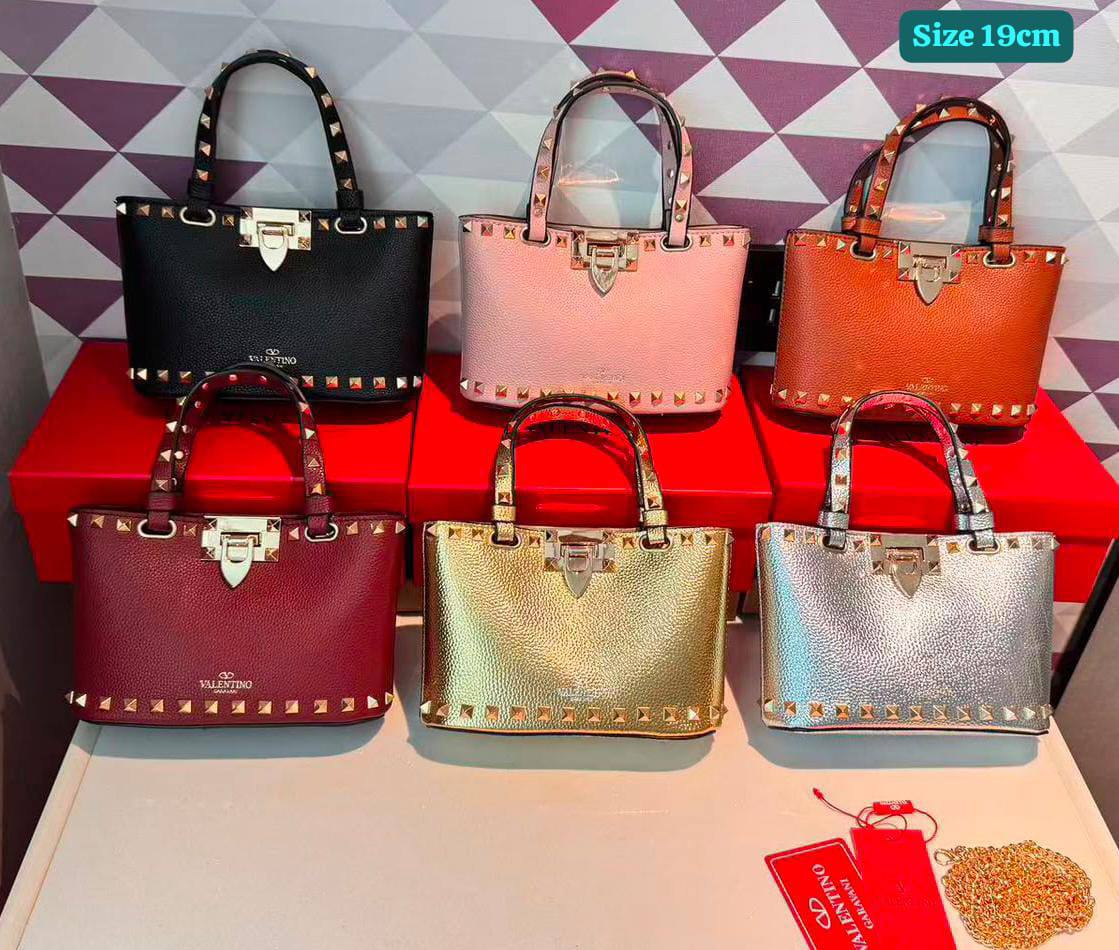 Valentino
Good quality 
with box 
120 dhs✅

Zain186
♥️♥️♥️