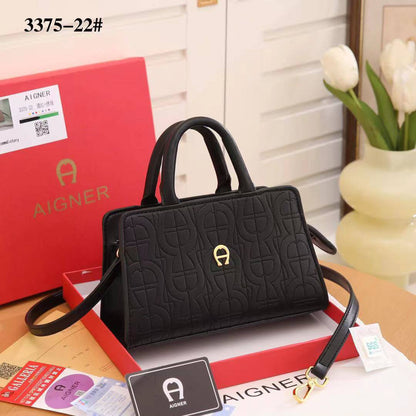 Mixed brands bags

100 dhs🇦🇪🇦🇪

With the box

Zain35
♥️♥️♥️
