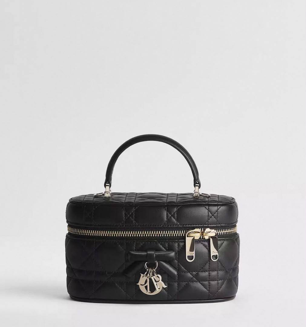 Dior
120 dhs✅
good-quality with box

Zain28
♥️♥️♥️