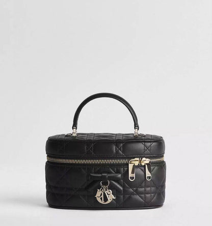Dior
120 dhs✅
good-quality with box

Zain28
♥️♥️♥️