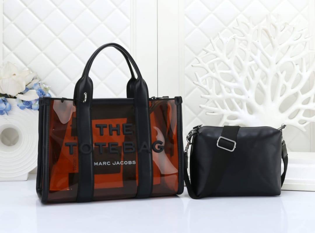 MARC JACOBS ᴛʜᴇ ᴛᴏᴛᴇʙᴀɢ
ᴄᴀɴᴠᴀss & ᴛʀᴀɴsᴘᴀʀᴇɴᴛ
ᴡɪᴛʜ ᴘᴏᴜᴄʜ ᴀɴᴅ ʟᴏɴɢ sᴛʀᴀᴘ
sɪᴢᴇ : 35 cm

95 dhs🪙🌨️

Zain31
♥️♥️♥️