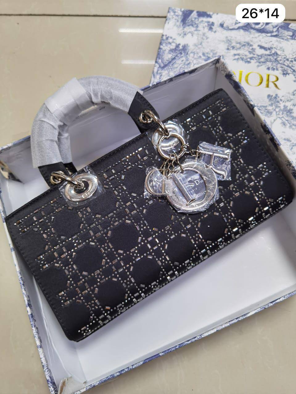 💎 Lady  Dior
1️⃣ First Quality +🎁
Size: 26 ~ 21 cm
95 dhs🇦🇪🇦🇪
with Box🎁

Zain115
♥️♥️♥️