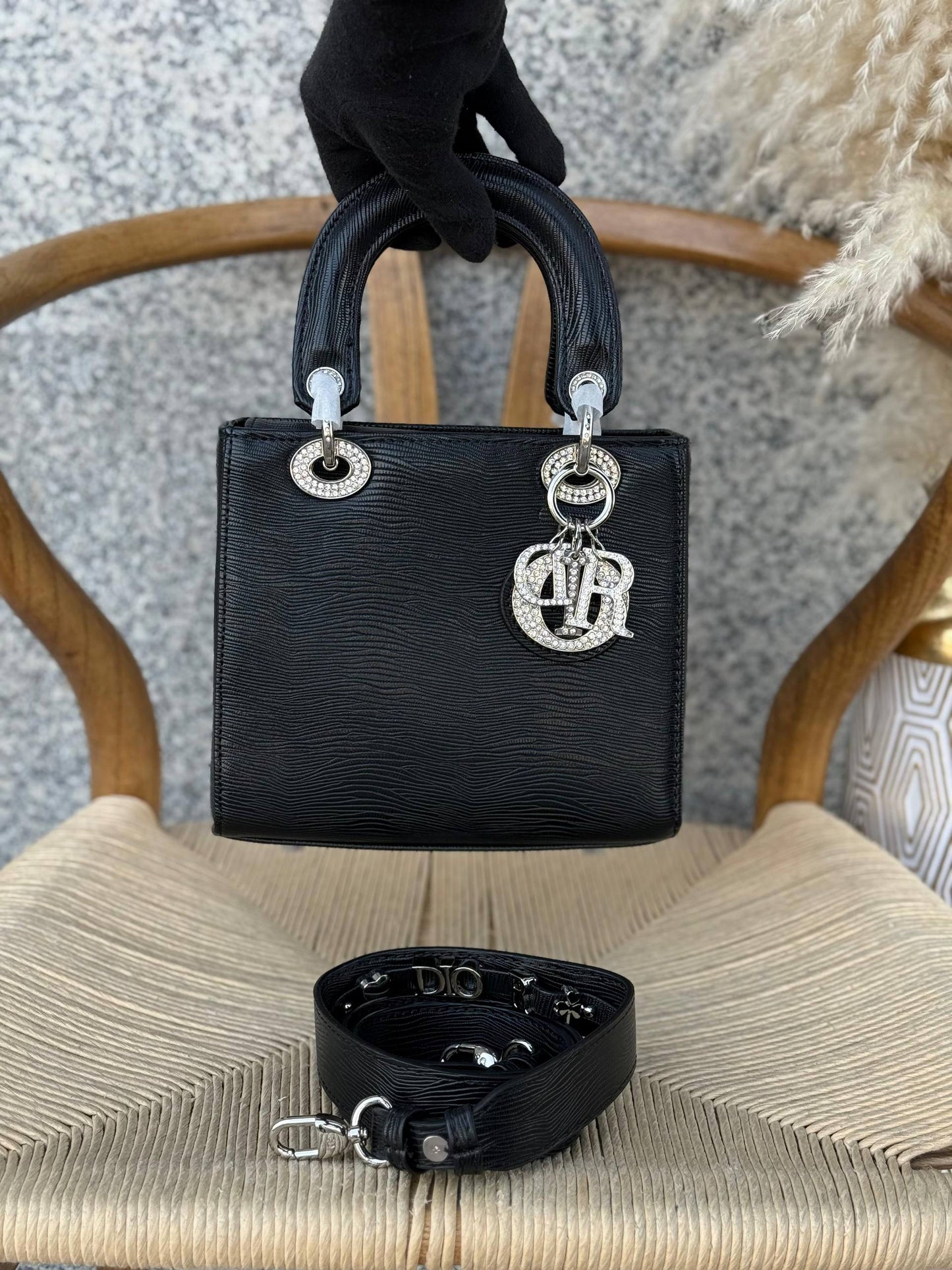 DIOR
20cm
340 dhs🗽
Top quality 
With box🎁

Zain167
♥️♥️♥️