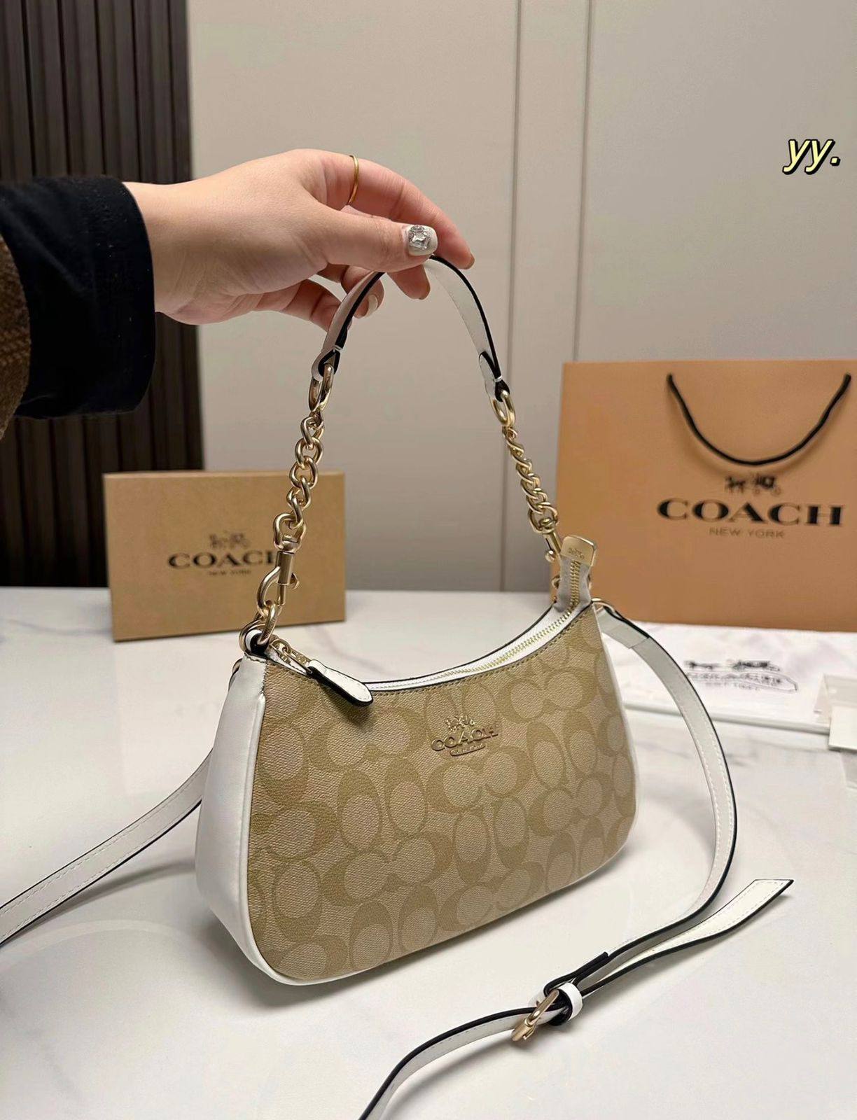 Coach
90 dhs❣️

size：24cm
With the box
🎁🎁🎁

Zain35
♥️♥️♥️