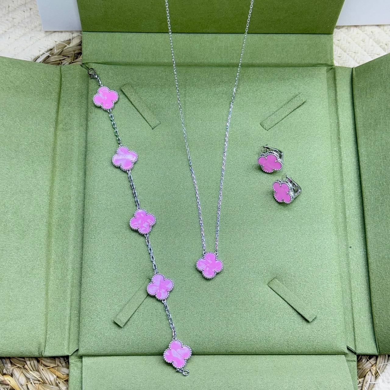 VCA SAT🔥*
Necklace 🍁
Earring✨
Bracelet 🦋
Master quality 💯
With normal boxes 🗃️ 
170 dhs🪙🌨️
With master box 📦 
220 dhs🪙🌨️

Zain216
♥️♥️♥️