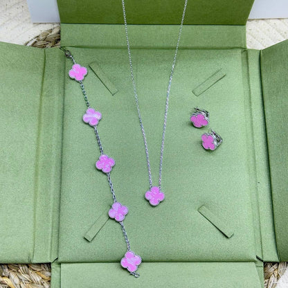 VCA SAT🔥*
Necklace 🍁
Earring✨
Bracelet 🦋
Master quality 💯
With normal boxes 🗃️ 
170 dhs🪙🌨️
With master box 📦 
220 dhs🪙🌨️

Zain216
♥️♥️♥️