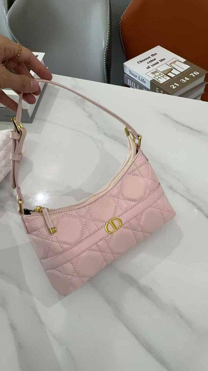 🌸 Dior miss Caro
1️⃣ First Quality +🎁
Size: 24 * 14 cm
80 dhs❣️
with box 🎁

Zain115
♥️♥️♥️
