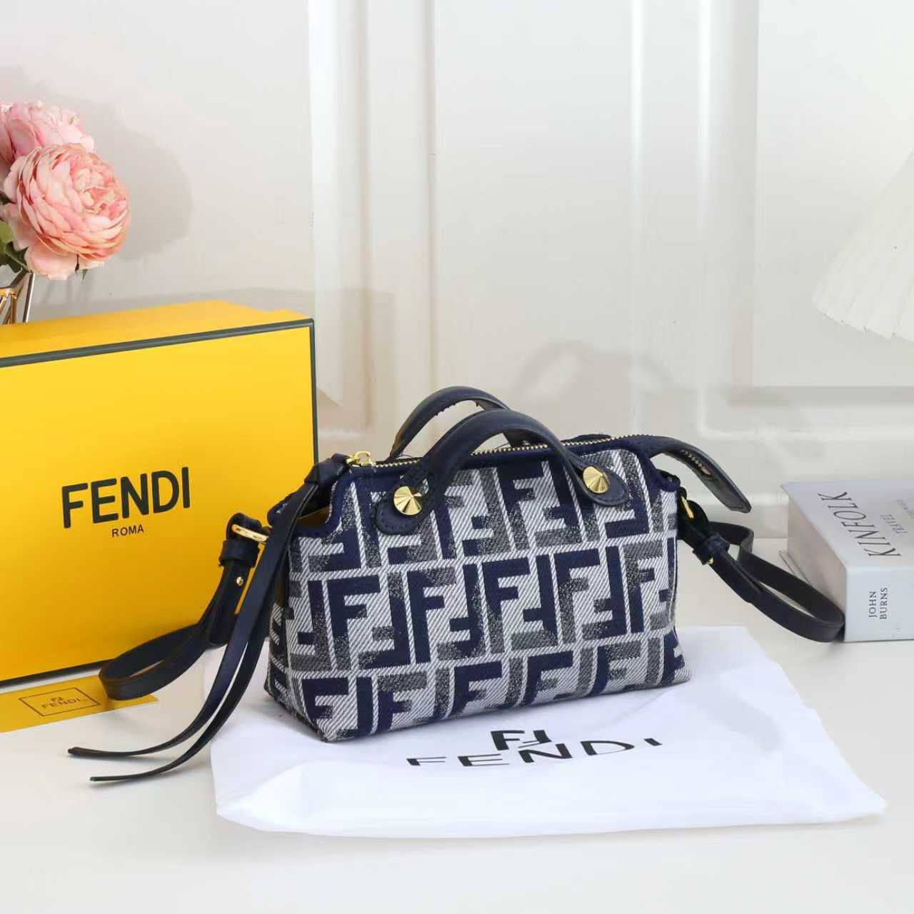 Fendi
100 dhs💓
SIZE：22cm
Good-quality 

with box
🎁🎁🎁

Zain35
♥️♥️♥️