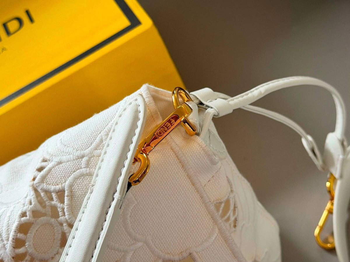 FENDI 

NEW DESIGN 

MASTER QUALITY 
WITH BOX 
295 dhs🇦🇪🇦🇪

Zain295
♥️♥️♥️