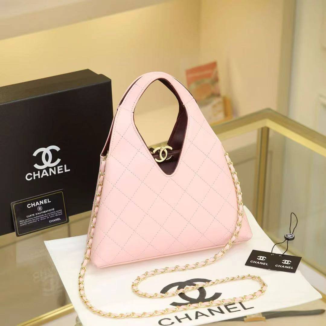 CHANEL 

SIZE  ……… 22CM 

135 dhs🇦🇪🇦🇪
Withbox 

Zain244
♥️♥️♥️