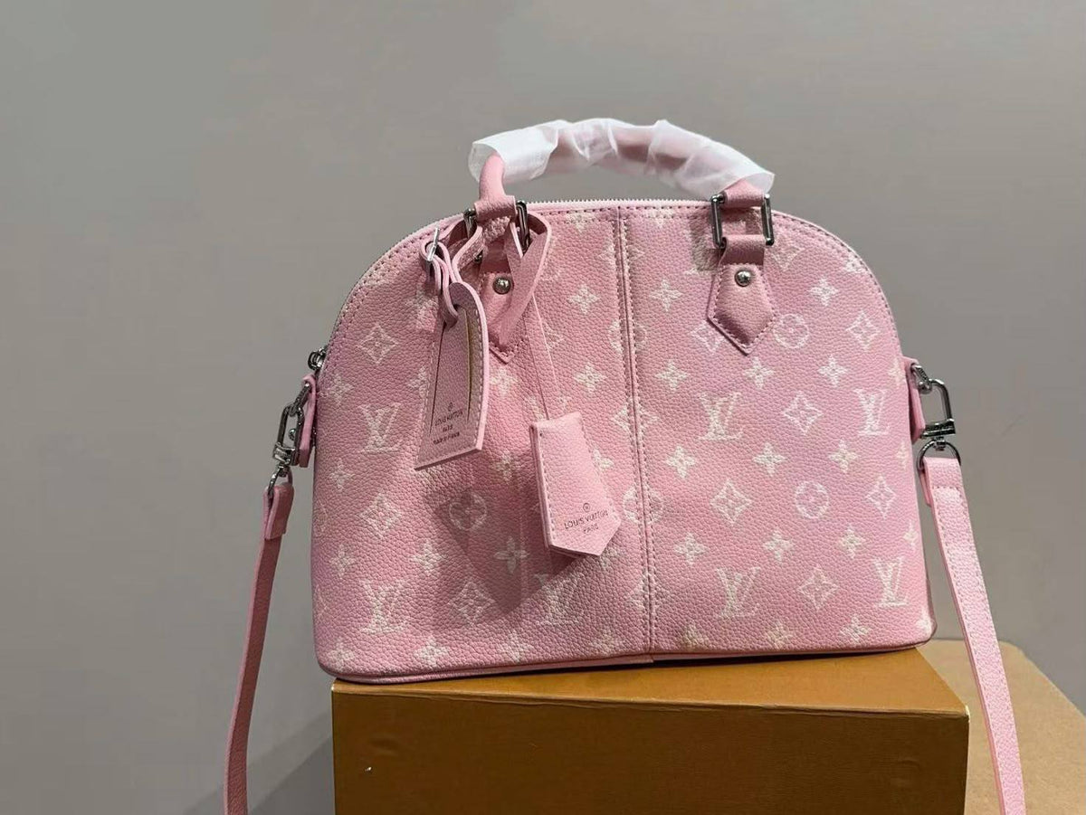 LOUIS VUITTON 

NEW CAME 

MASTER QUALITY 
285 dhs🇦🇪🇦🇪

Zain295 
♥️♥️♥️