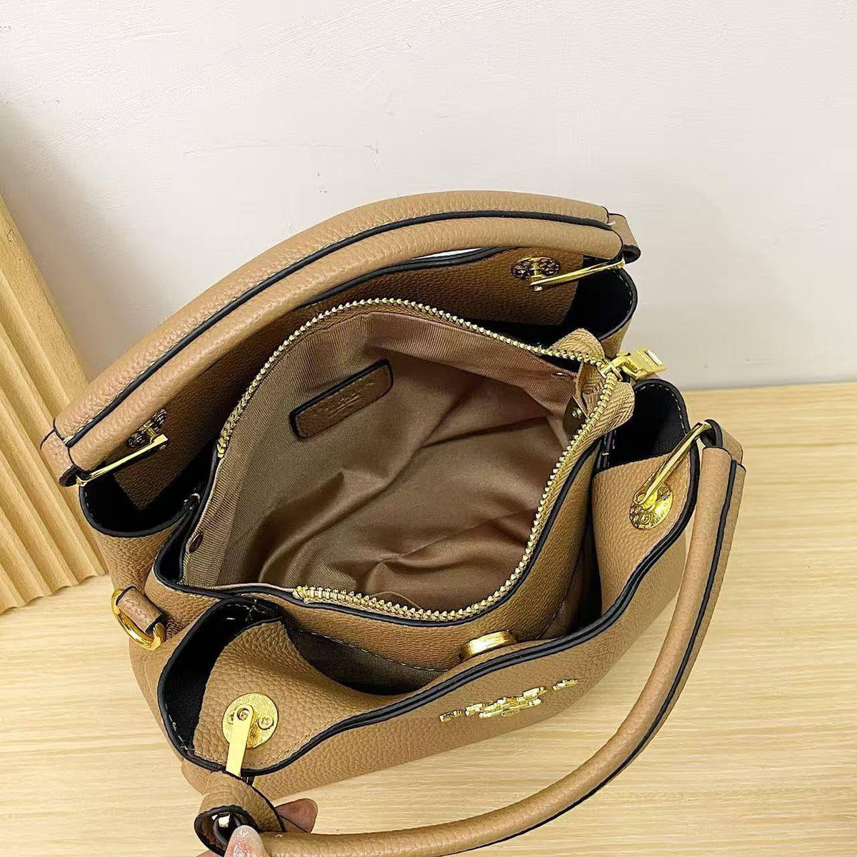 Prada

24*18*12 cm

70 dhs🇦🇪🇦🇪

Zain17
♥️♥️♥️