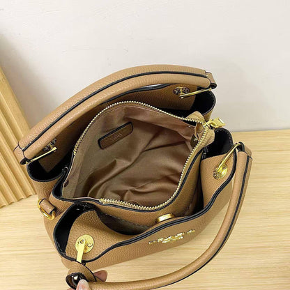 Prada

24*18*12 cm

70 dhs🇦🇪🇦🇪

Zain17
♥️♥️♥️