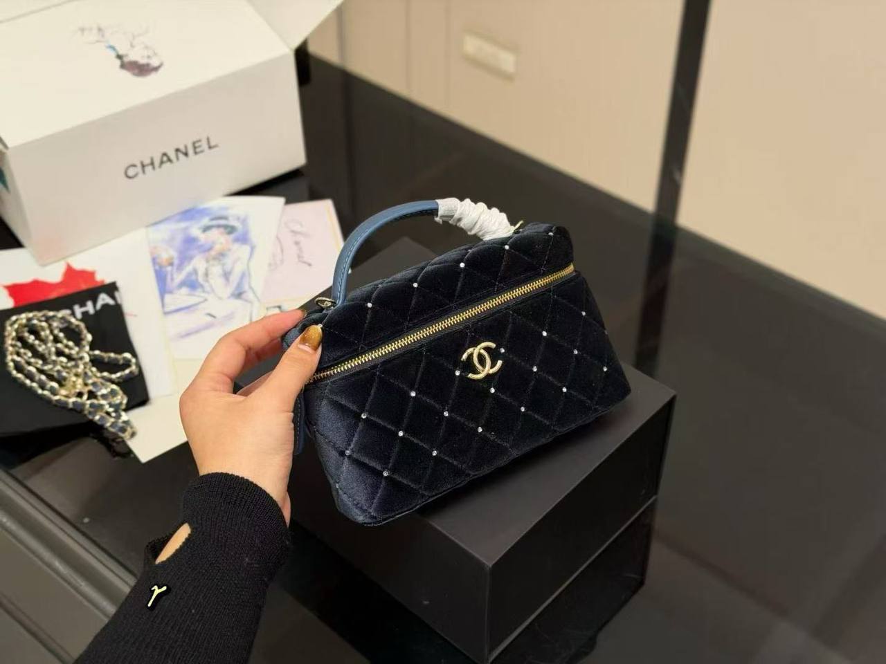 Chanel 
Size 20x11.5cm
220 dhs🪙🌨️

With box
🎁🎁🎁

Zain189
♥️♥️♥️