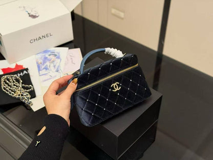 Chanel 
Size 20x11.5cm
220 dhs🪙🌨️

With box
🎁🎁🎁

Zain189
♥️♥️♥️