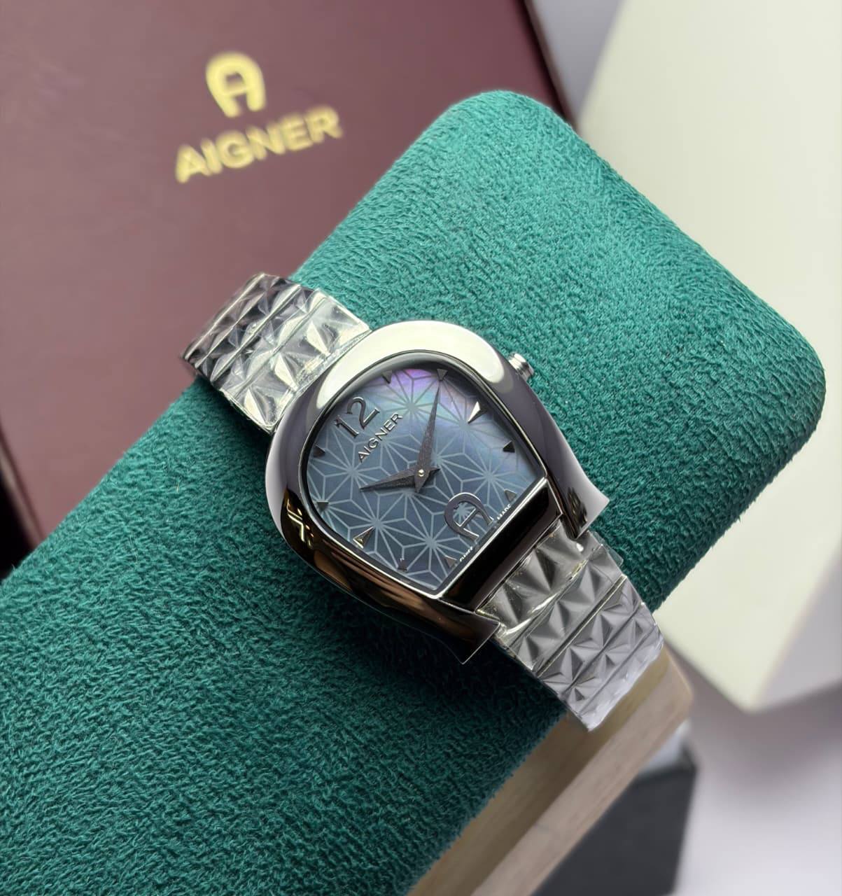 Aigner watch for ladies good quality 
260 dhs✅

Zain59
♥️♥️♥️