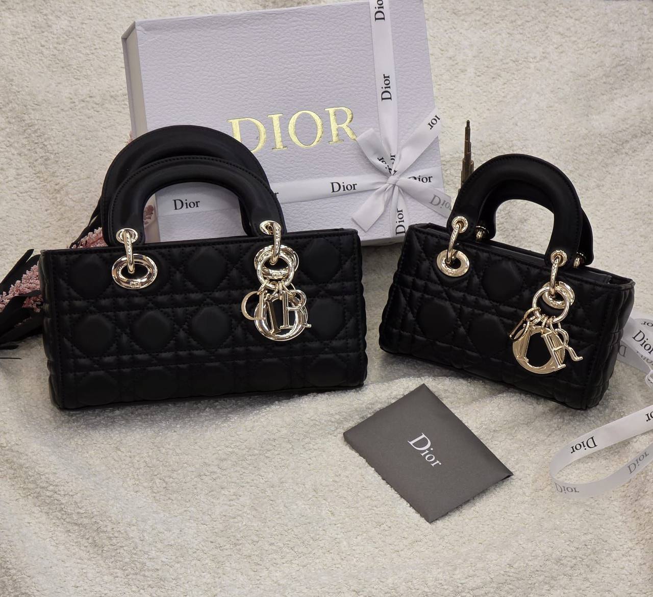 Dior 
Master🌺🌺
    17Cm 250 dhs💛
    22Cm 290 dhs💛
With Box Quality

Zain131
♥️♥️♥️
