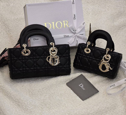 Dior 
Master🌺🌺
    17Cm 250 dhs💛
    22Cm 290 dhs💛
With Box Quality

Zain131
♥️♥️♥️