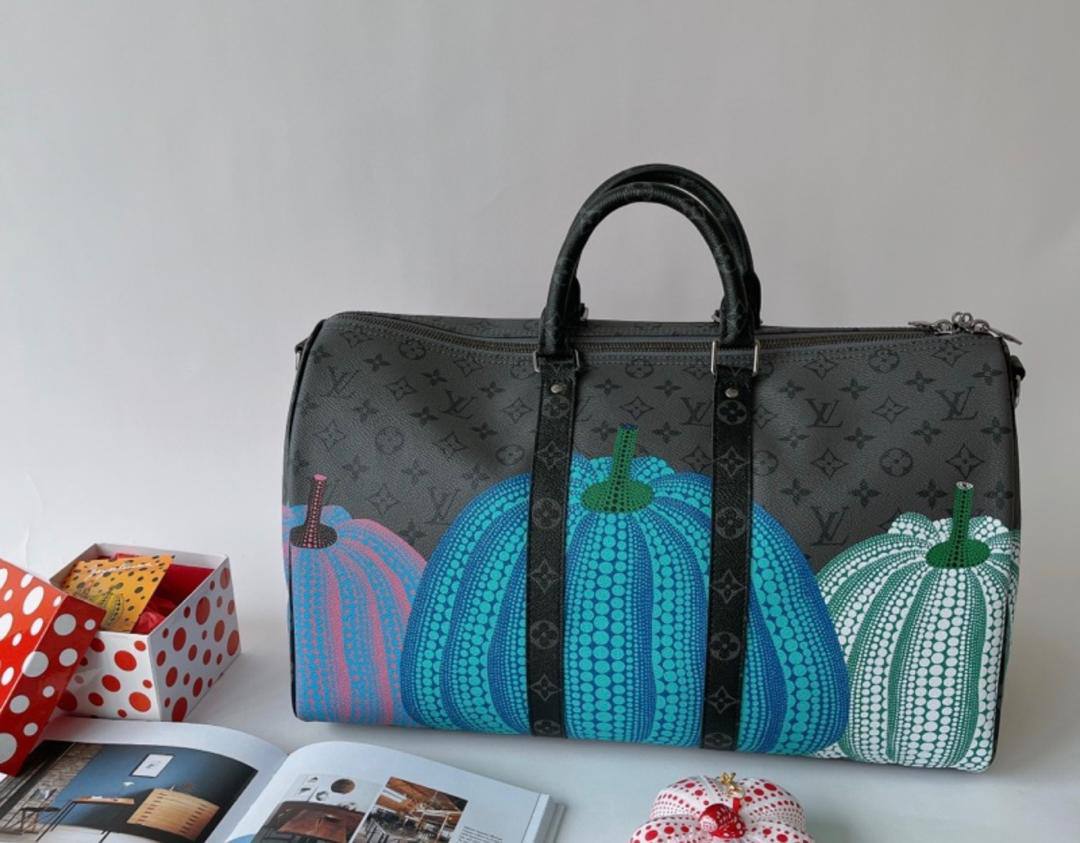 LV
Travel Bags
115 dhs🇦🇪
size 50cm
High quality

Zain26
♥️♥️♥️