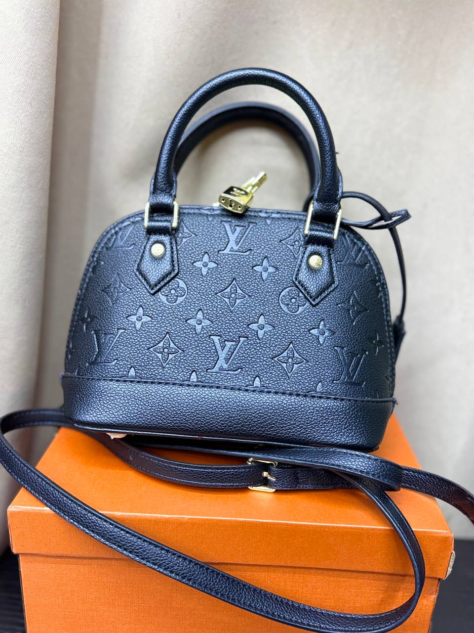 LV
Good quality 
Size 20cm
110 dhs🇦🇪🇦🇪
With box 📦🔥

Zain70
♥️♥️♥️