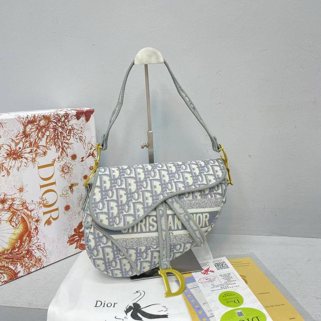 Dior
27*18*6cm
With box 
100 dhs💓

Zain17
♥️♥️♥️