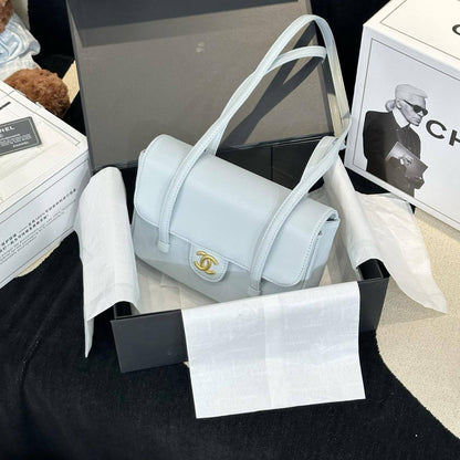 Chanel
100 dhs✅

With box
🎁🎁🎁

size 22×7×13cm

Zain42
♥️♥️♥️
