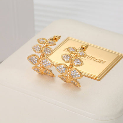Boucheron set
Necklace 
Earrings 
Bangle 
Ring 💍 
Master quality

340 dhs🇦🇪 good box 🗃️

Zain48
♥️♥️♥️