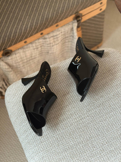 Chanel new 🩶
Size: 36 to 41
Super master quality 
450 dhs💚

Zain198
♥️♥️♥️