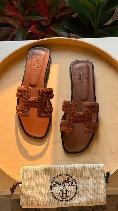 Hermes

Available

Master quality 
Size: 36 to 41 

430 dhs🇦🇪🇦🇪

Zain318
♥️♥️♥️