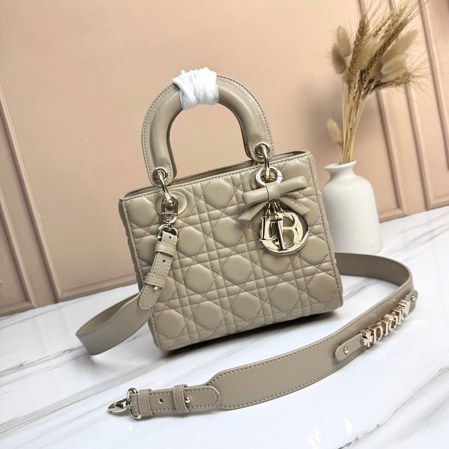 Dior💕🫶🏼
Master🌺🌺
330 dhs✅
20cm🫶🏼🫶🏼 

Zain297
♥️♥️♥️