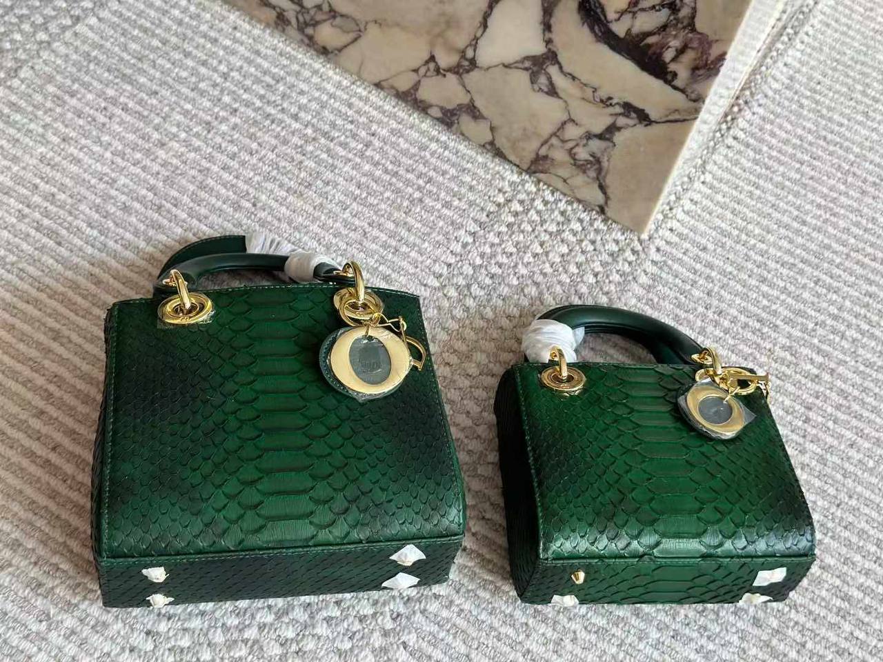 Dior
Master
420 dhs🇦🇪

Zain10
♥️♥️♥️