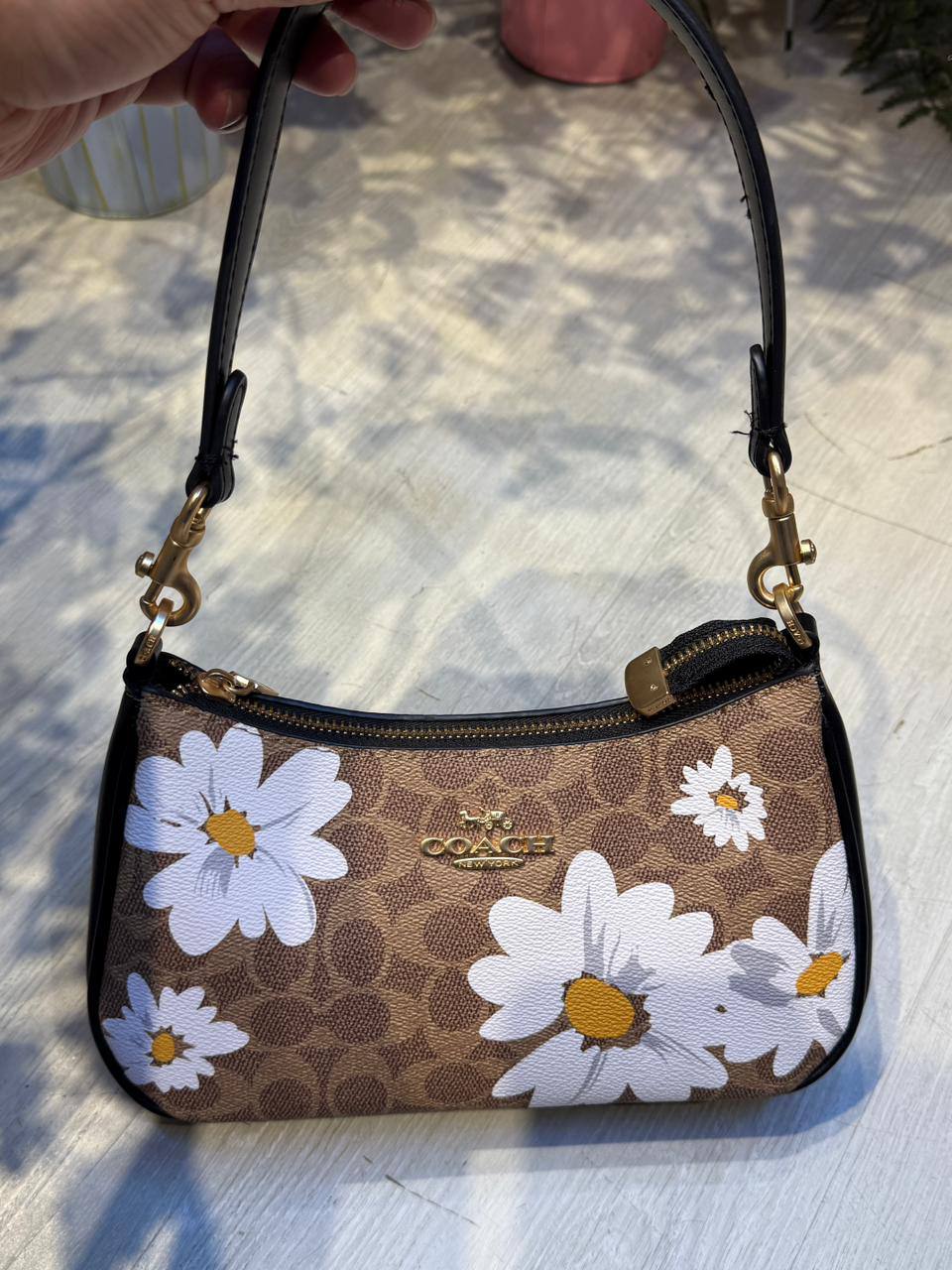 COACH Terry 25

25cm

95 dhs🪙🌨️ 

with box
🎁🎁🎁

Zain44
♥️♥️♥️