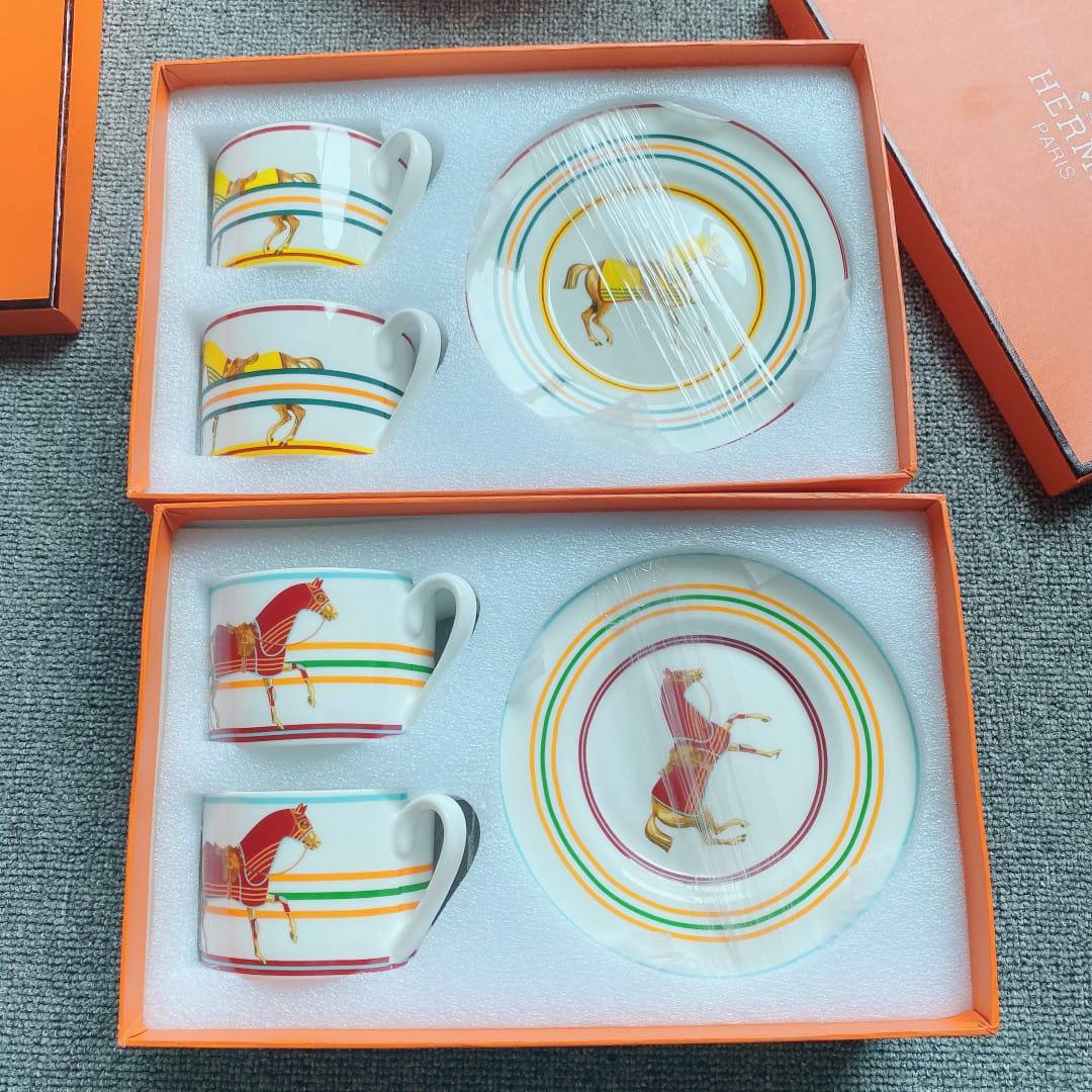 Branded mugs set

130 dhs 
set 4 pc 

with box🎁🎁🎁

Zain205
♥️♥️♥️