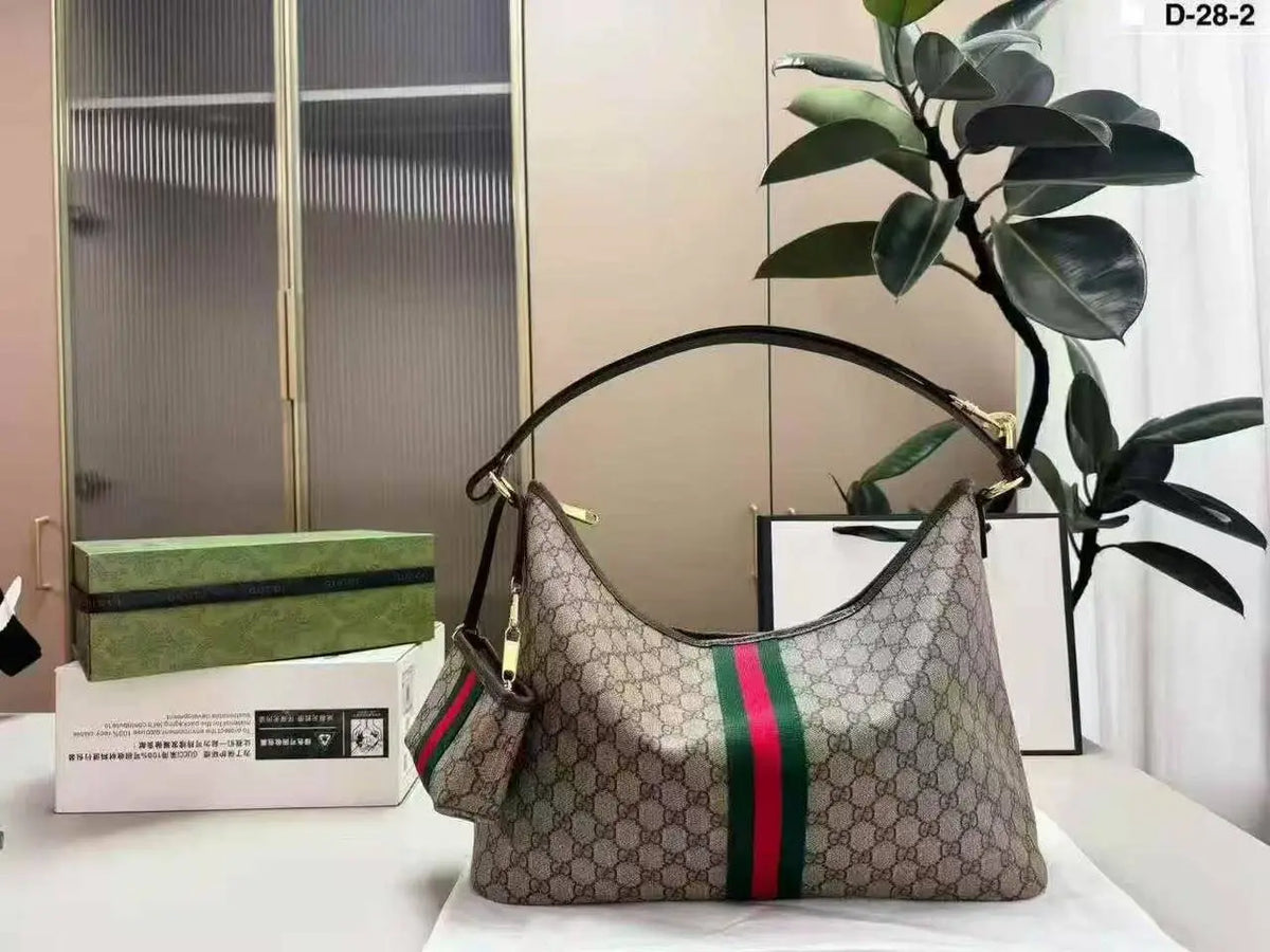 GUCCI

Size  40cm 

High quality
115 dhs🇦🇪🇦🇪🇦🇪

Zain04
♥️♥️♥️