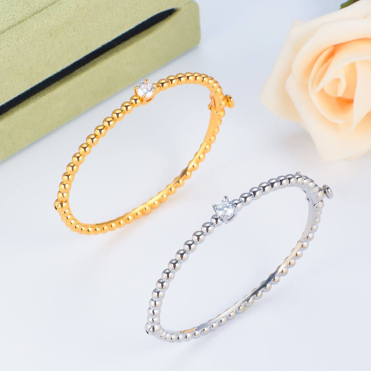 VCA ❤️‍🔥*
Bangle 🐦‍🔥
Master quality 💯
With normal boxes 📦 
55 dhs✅

With master box 🗃️ 
90 dhs✅

Zain216
♥️♥️♥️