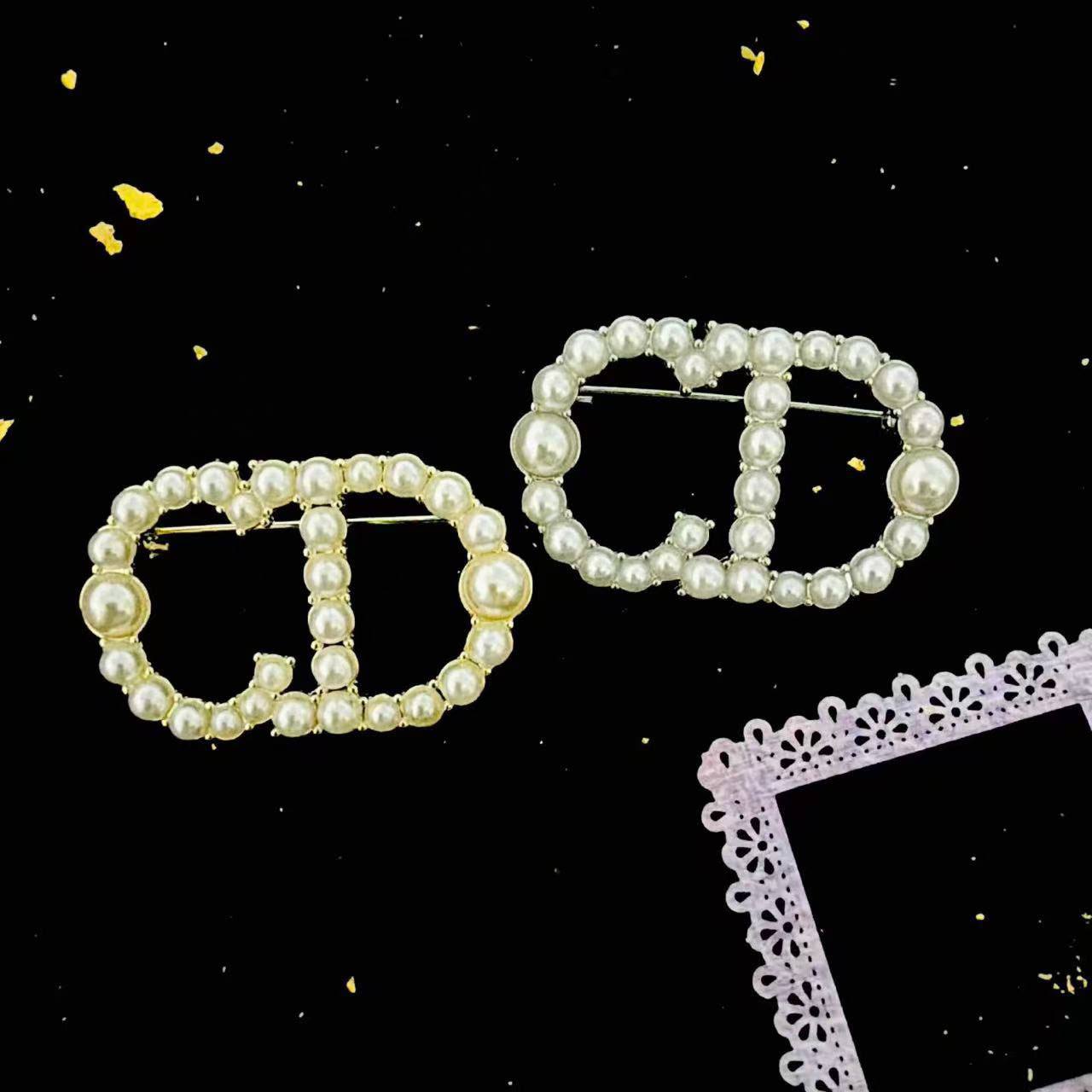 BROOCH🦋*
Good quality 🍁
With black boxes 📦 
20 dhs💓

With normal box 🗃️ 
And paper bag 🛍️
35 dhs💓

Zain216
♥️♥️♥️