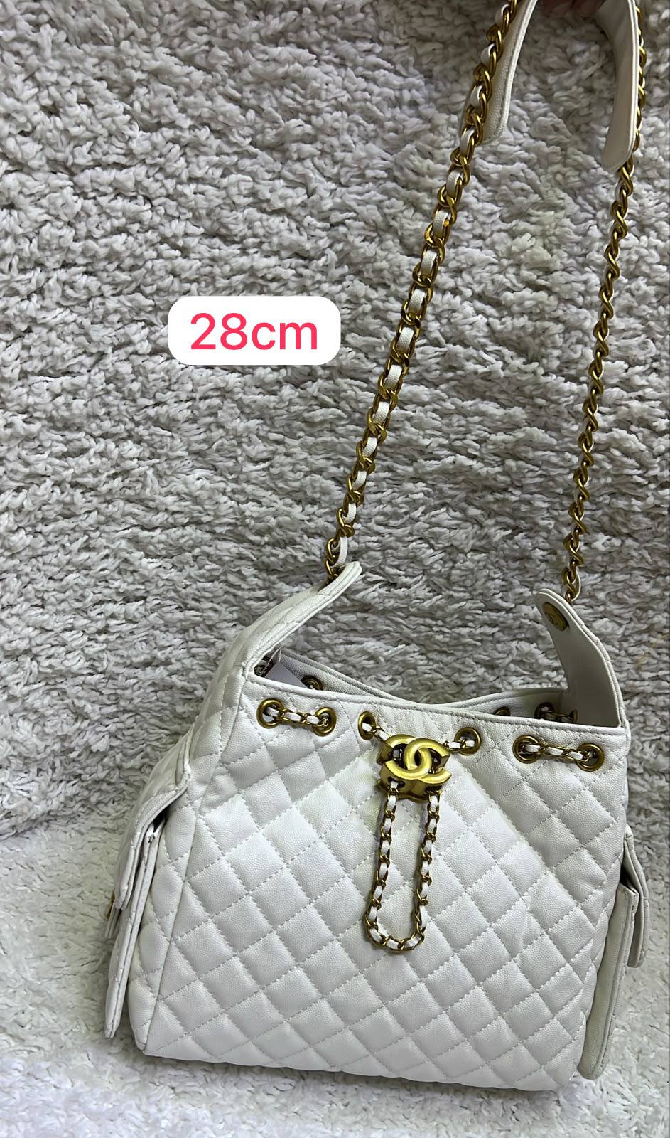 Chanel 
28cm 
with box 
120 dhs✅

Zain168
♥️♥️♥️