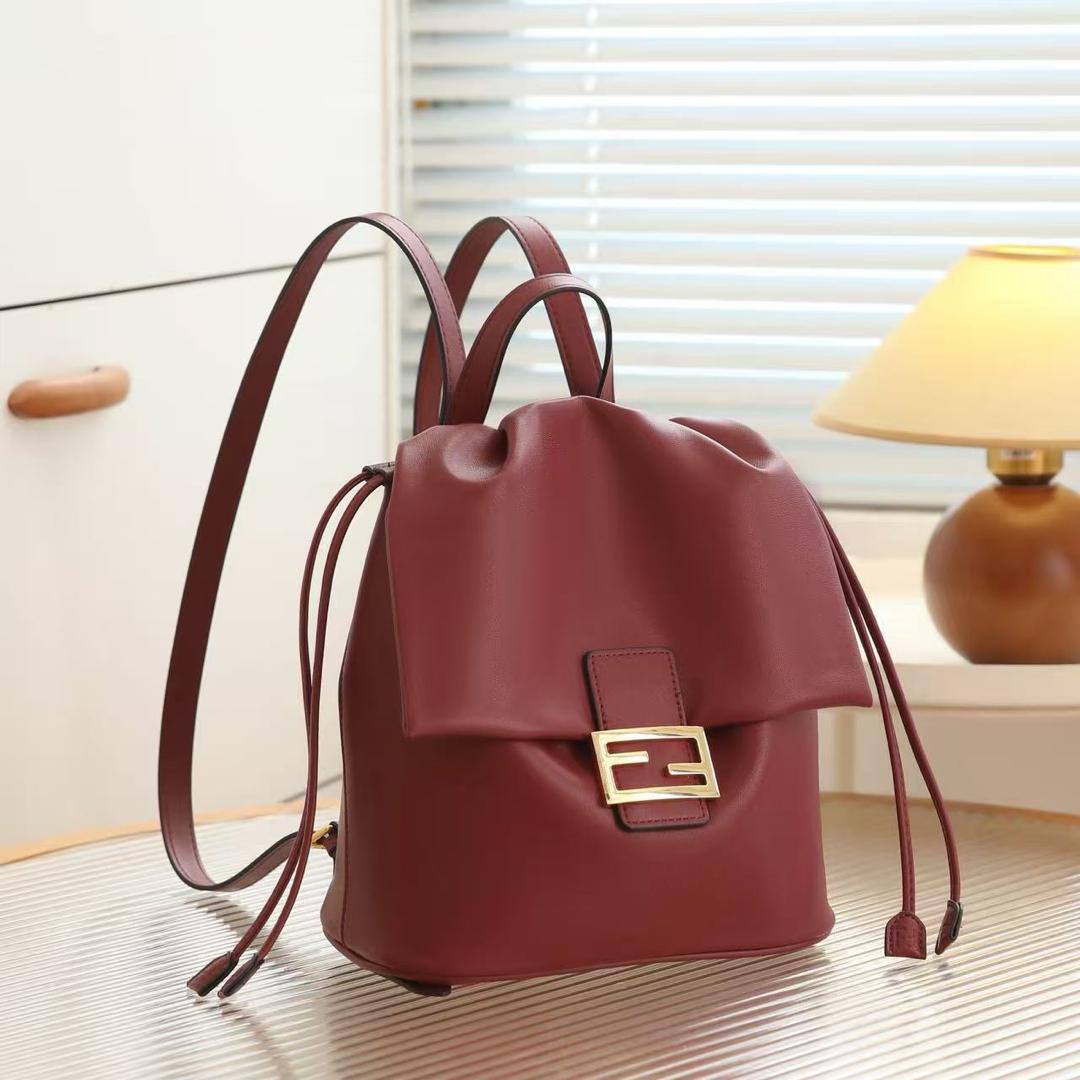 Fendi
95 dhs🇦🇪🇦🇪 
high quality  26cm

Zain26
♥️♥️♥️