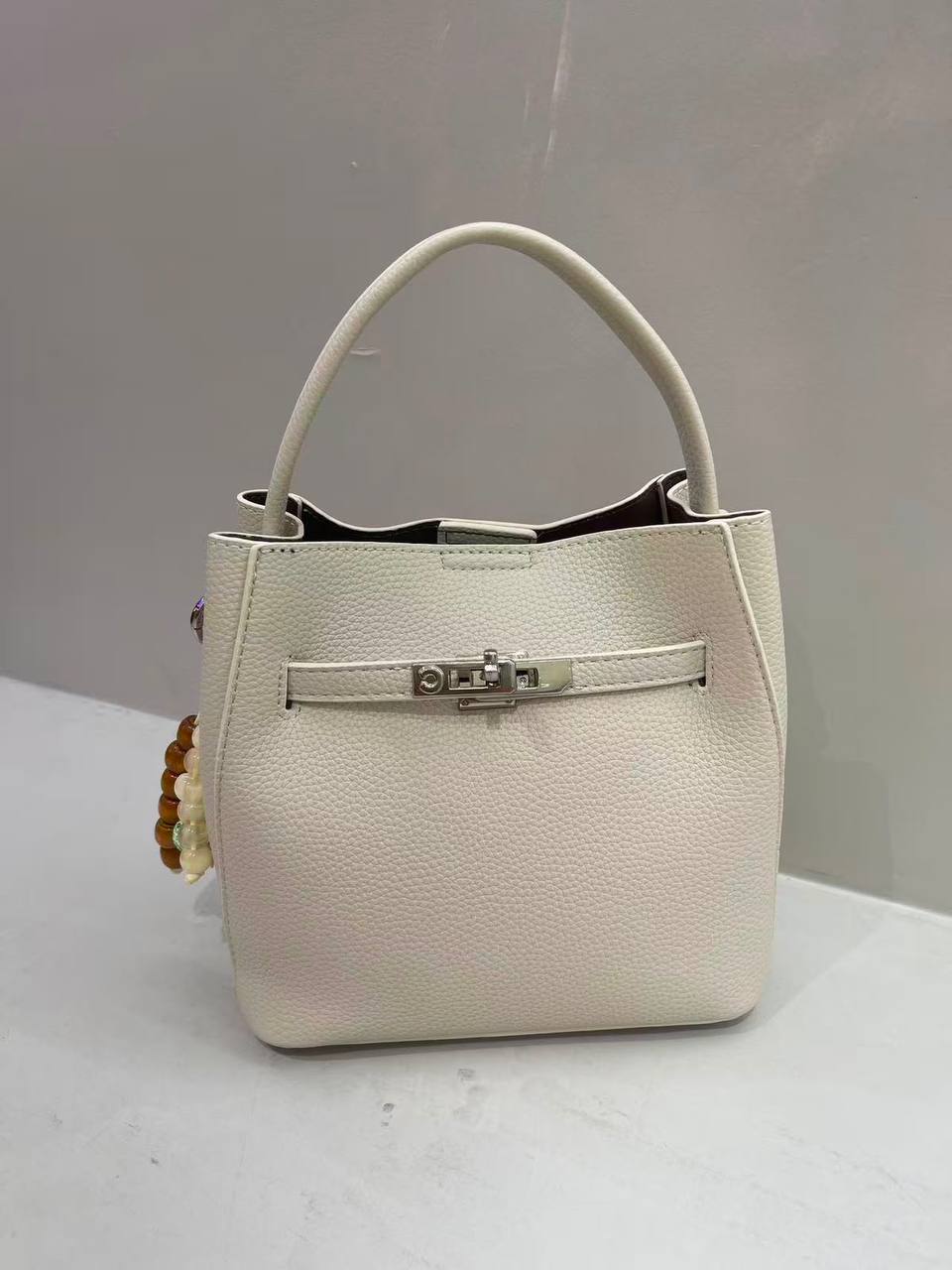 Hermes 
120 dhs✅
size 22 cm

Zain161
♥️♥️♥️