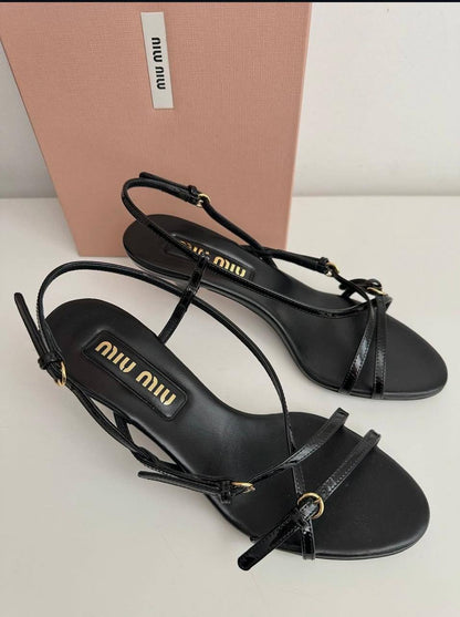 MIU-MIU

150 dhs🇦🇪🇦🇪

Zain88
♥️♥️♥️