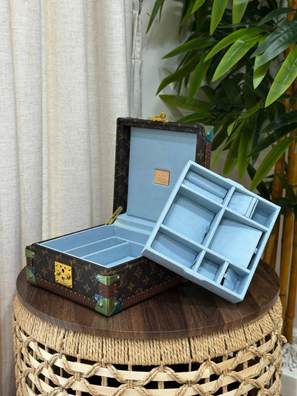 BRAND- LOUIS VUITTON 
*❗️JEWELLERY BOX❗*
*SUPER MASTER QUALITY ❗*
950 dhs✅
*WITH  PAPERBAG❗*

Zain267
♥️♥️♥️