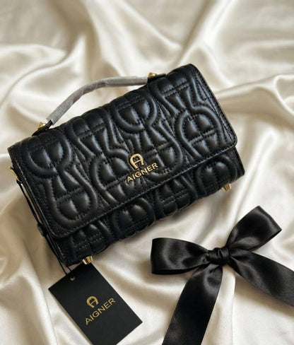 AIGNER

110 dhs🪙🌨️

Size.   22cm

Zain175
♥️♥️♥️