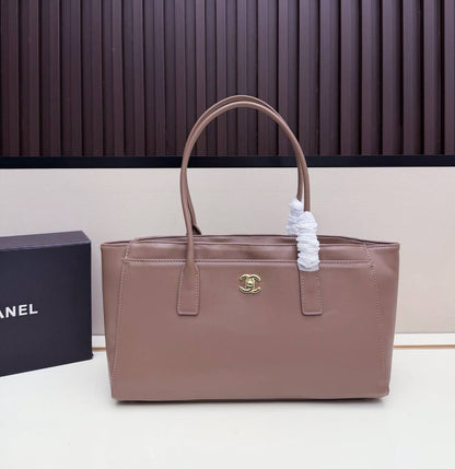 CHANEL 
COPY ONE 
220 dhs🇦🇪🇦🇪
SIZE: 35cm

Zain295
♥️♥️♥️