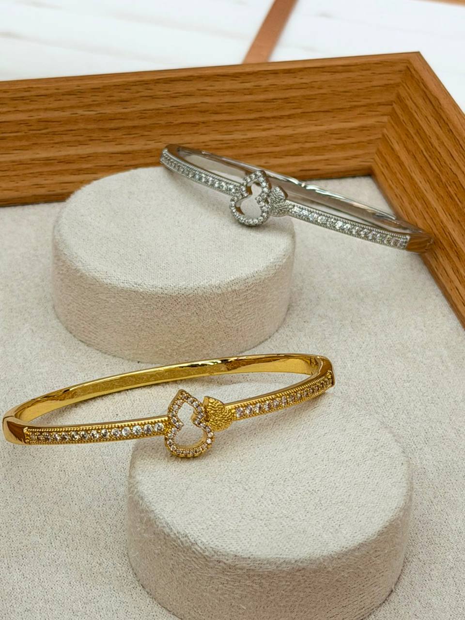 Bangle ❤️‍🔥*
good quality 💯
With black boxes 🗃️ 
20 dhs💓
With normal boxes 📦 
And paper bag🛍️
30 dhs💓

Zain216
♥️♥️♥️