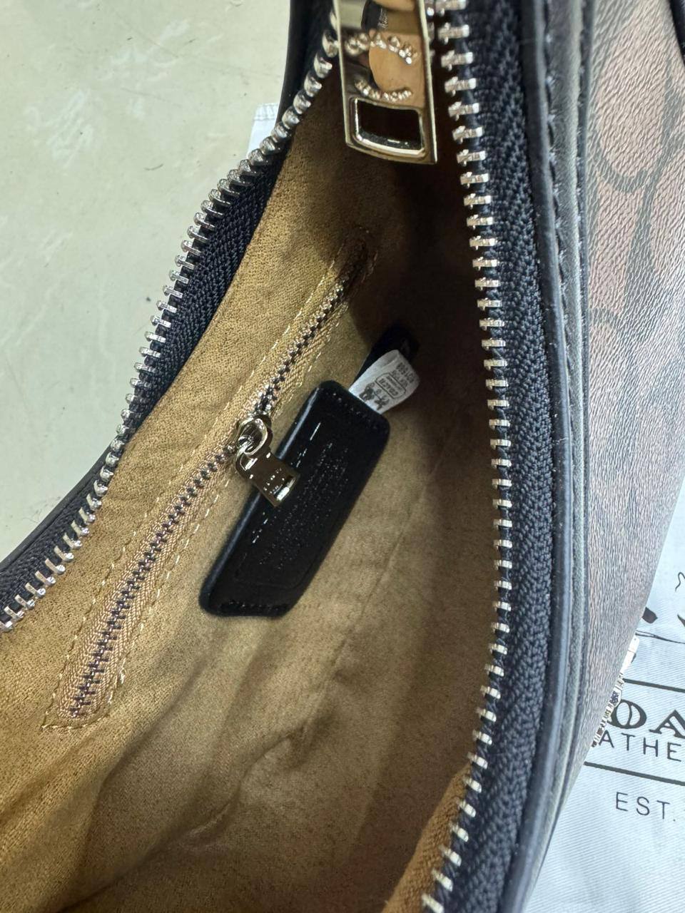 💗 Coach Carmen
1️⃣ First quality＋🎁
Size : 21 * 12 cm
85 dhs👑
with box🎁

Zain115
♥️♥️♥️