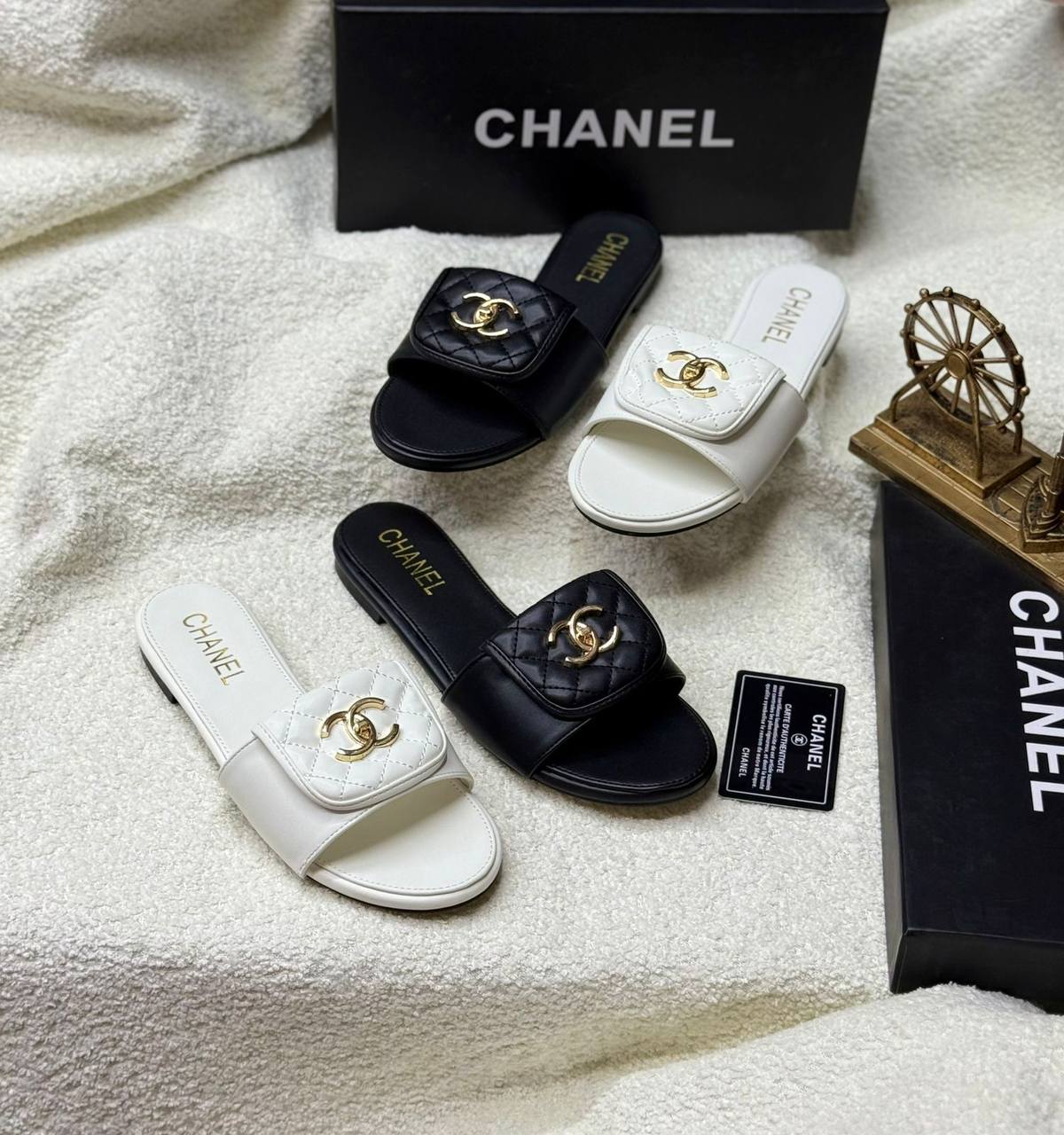 . New  chanel flat 

   Size  .  36.  to 41

85 dhs🪙🌨️

Zain80
♥️♥️♥️